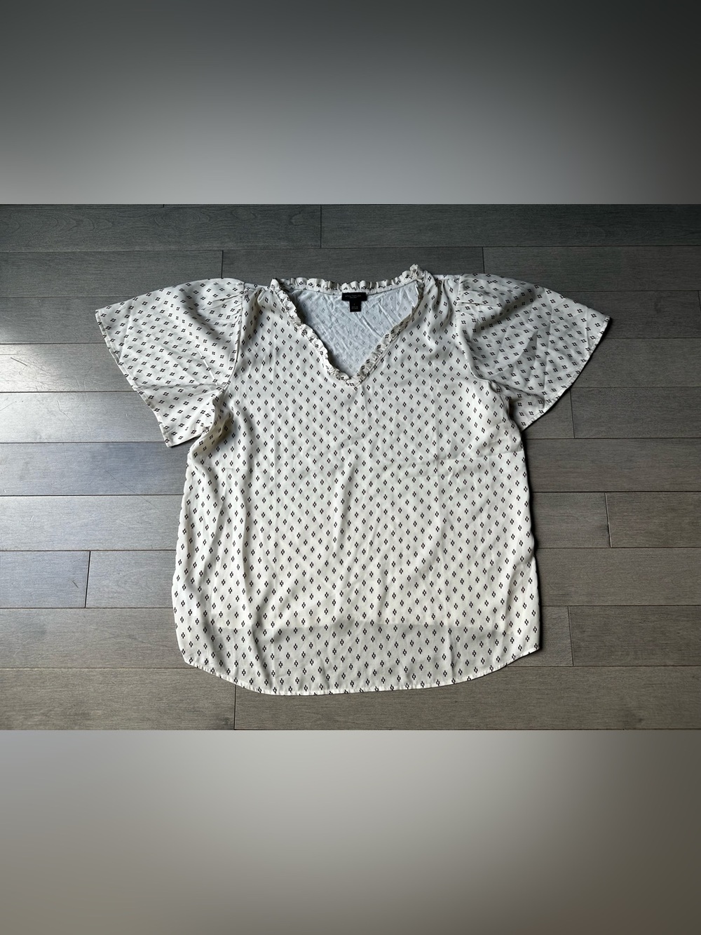 Women’s Ann Taylor Flutter Short Sleeve Black Diamond Pattern V Neck Blouse LG